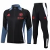 Manchester United Ensemble Veste d'entraînement 2024/25 - Noir Bleu Manchester United Ensemble Veste d'entraînement 2024/25 - Noir Bleu